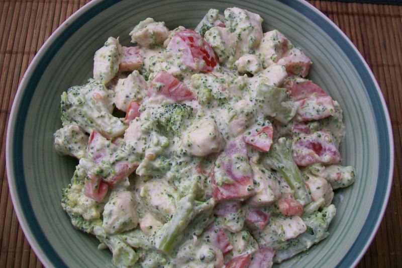 Sałatka brokułowa z kurczakiem