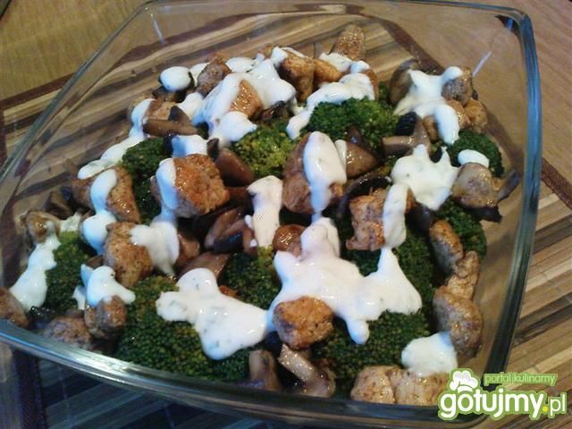 Sałatka brokułowa z kurczakiem 4