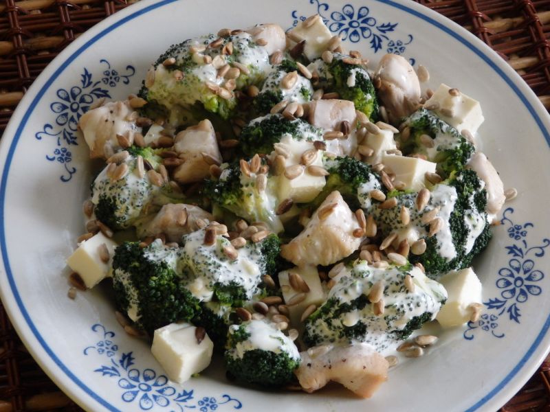 Sałatka brokułowa z kurczakiem i fetą Sałatka brokułowa z kurczakiem i fetą
