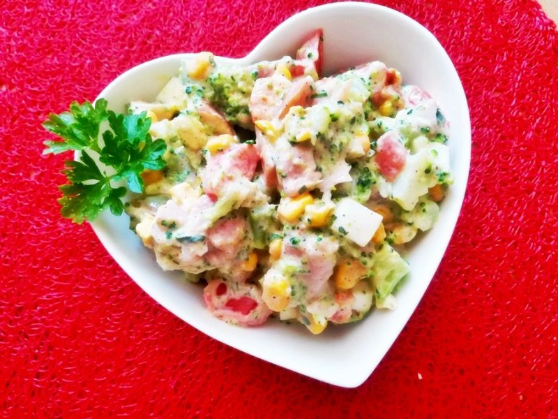 Sałatka brokułowa z kurczakiem i sosem czosnkowym