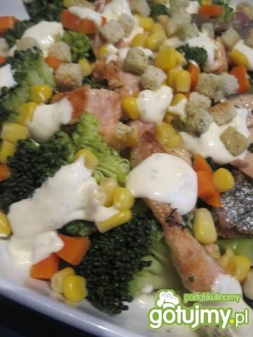 Sałatka brokułowa z łososiem wg Joli