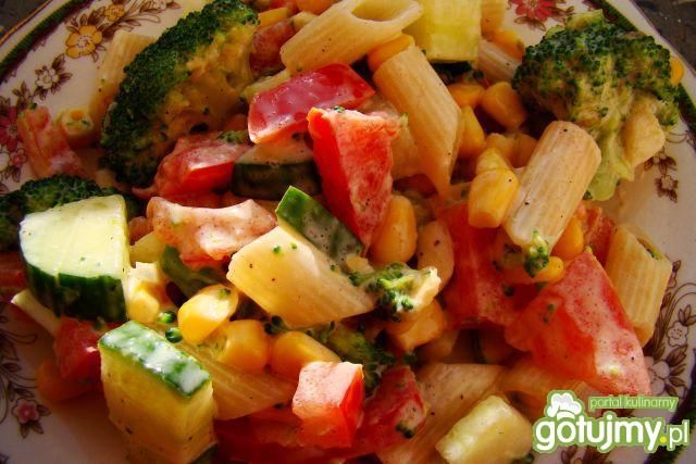 Sałatka brokułowa z makaronem 
