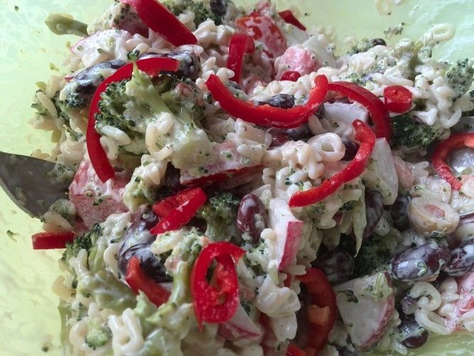 Sałatka brokułowa z makaronem i chili Sałatka brokułowa z makaronem i chili