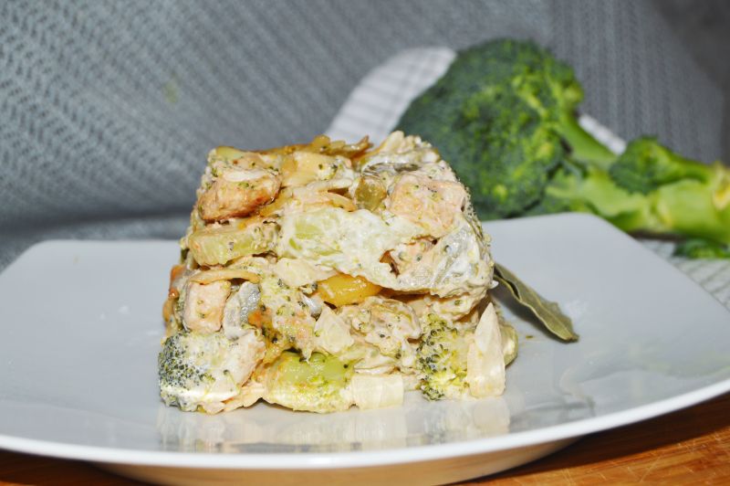 Sałatka brokułowa z makaronem,kurczakiem iogórkami Sałatka brokułowa z makaronem,kurczakiem iogórkami