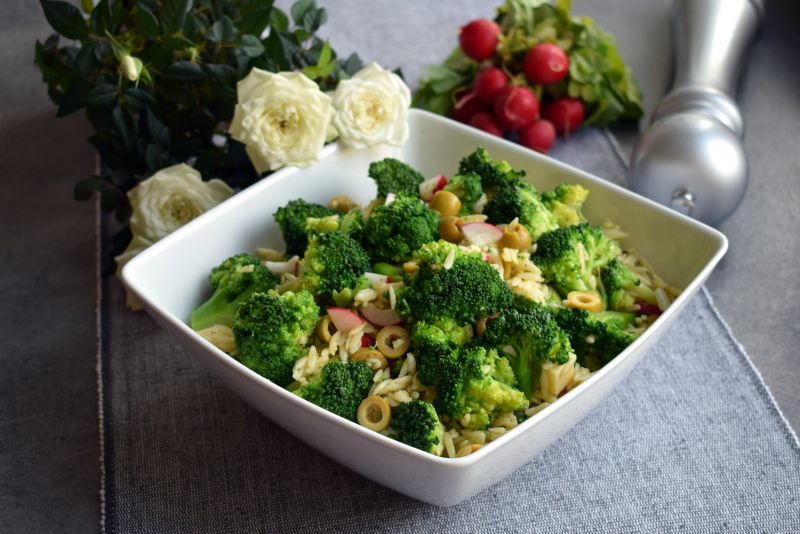 Sałatka brokułowa z makaronem orzo i oliwkami