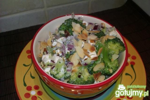 Sałatka brokułowa z migdałami 3 Sałatka brokułowa z migdałami 3