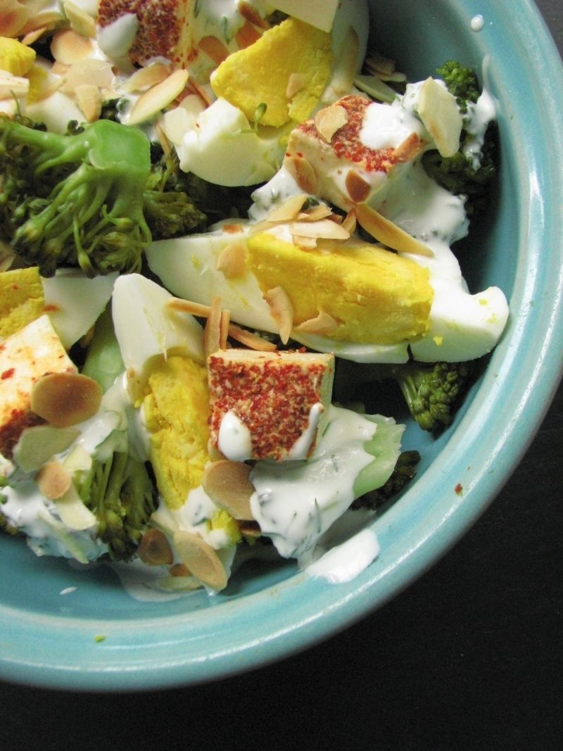 Sałatka brokułowa z ostrym serem