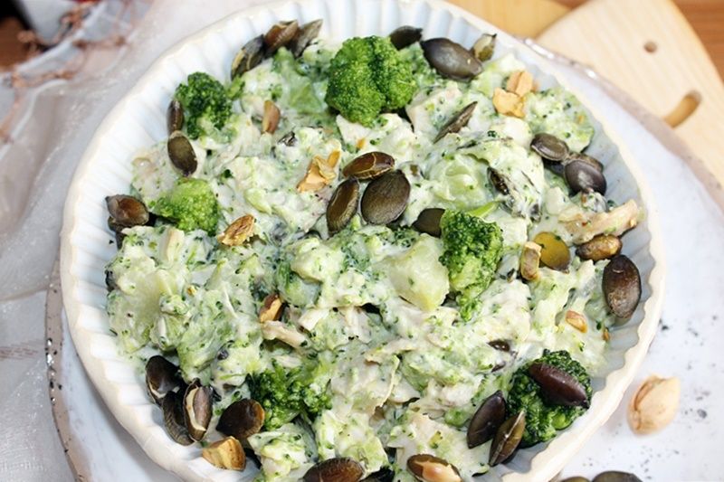 Sałatka brokułowa z pieczonym kurczakiem