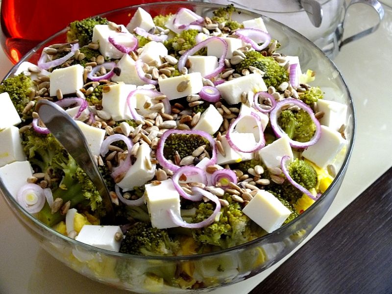 Sałatka brokułowa z prażonym słonecznikiem Sałatka brokułowa z prażonym słonecznikiem
