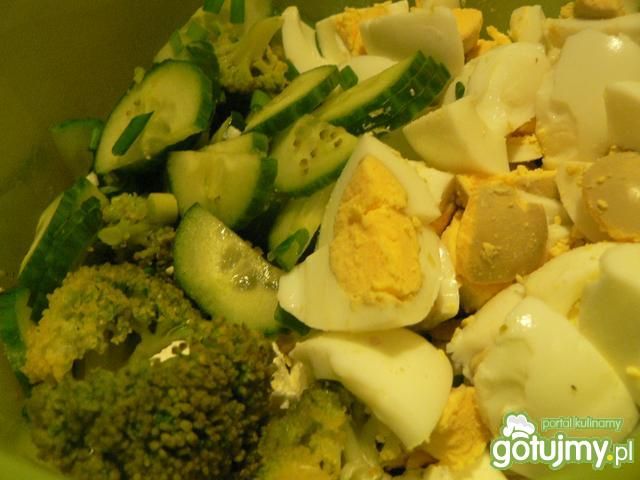 Sałatka brokułowa z serem feta i jajkiem Sałatka brokułowa z serem feta i jajkiem