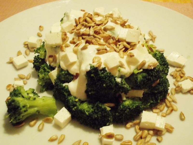 Sałatka brokułowa z serem feta i słonecznikiem Sałatka brokułowa z serem feta i słonecznikiem