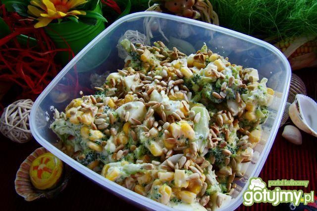 Sałatka brokułowa z słonecznikiem 