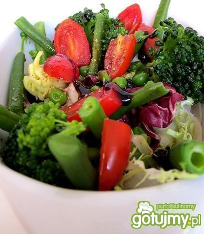 Sałatka  brokułowa z sosem balsamicznym Sałatka  brokułowa z sosem balsamicznym