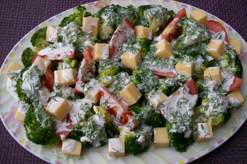 Sałatka brokułowa z sosem czosnkowo-koperkowym