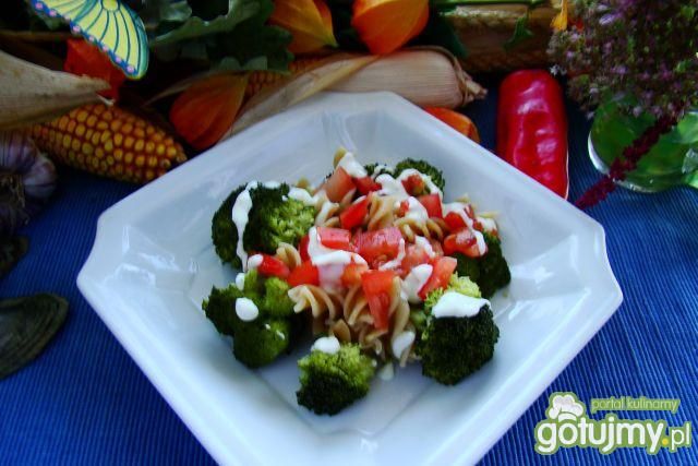 Sałatka brokułowa z sosem czosnkowym 