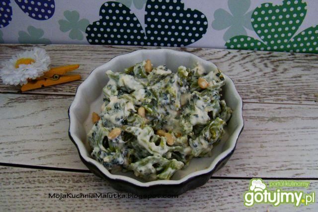 Sałatka brokułowa z sosem serowym z fety