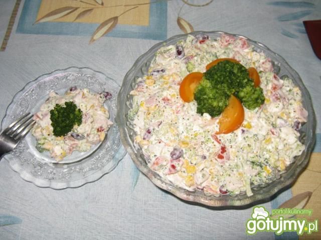 sałatka brokułowa z sosem tzatziki