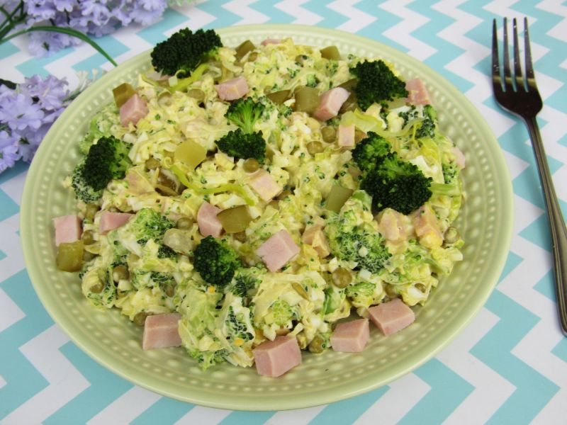 Sałatka brokułowa z szynką 