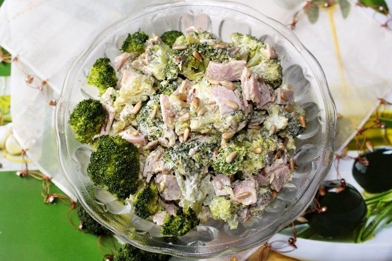 Sałatka brokułowa z szynką i pestkami słonecznika