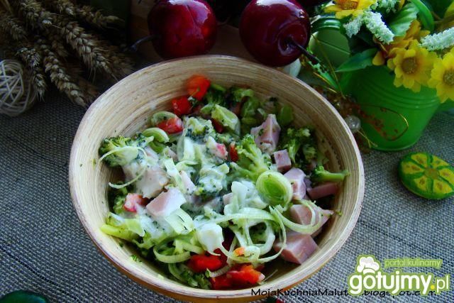 Sałatka brokułowa z szynką i porem  Sałatka brokułowa z szynką i porem