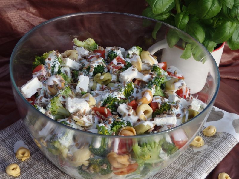 Sałatka brokułowa z tortellini