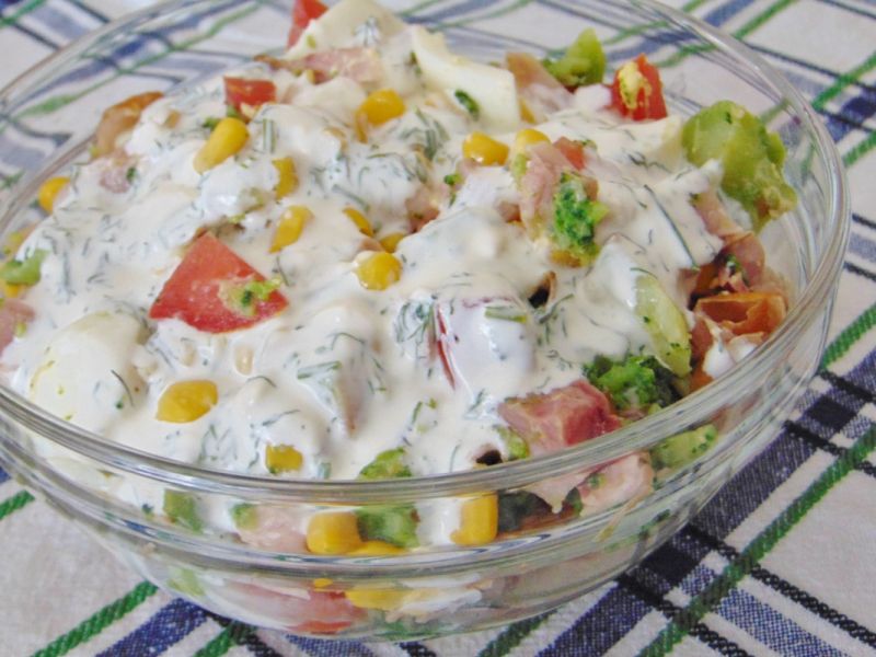 Sałatka brokułowa z wedzonym kurczakiem