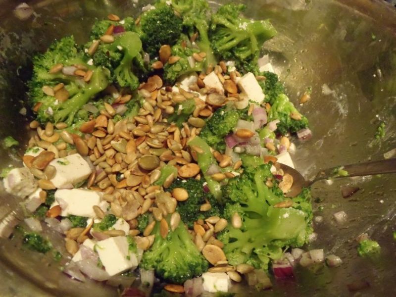 Sałatka brokułowa z ziarnem dyni i czerwoną cebulą