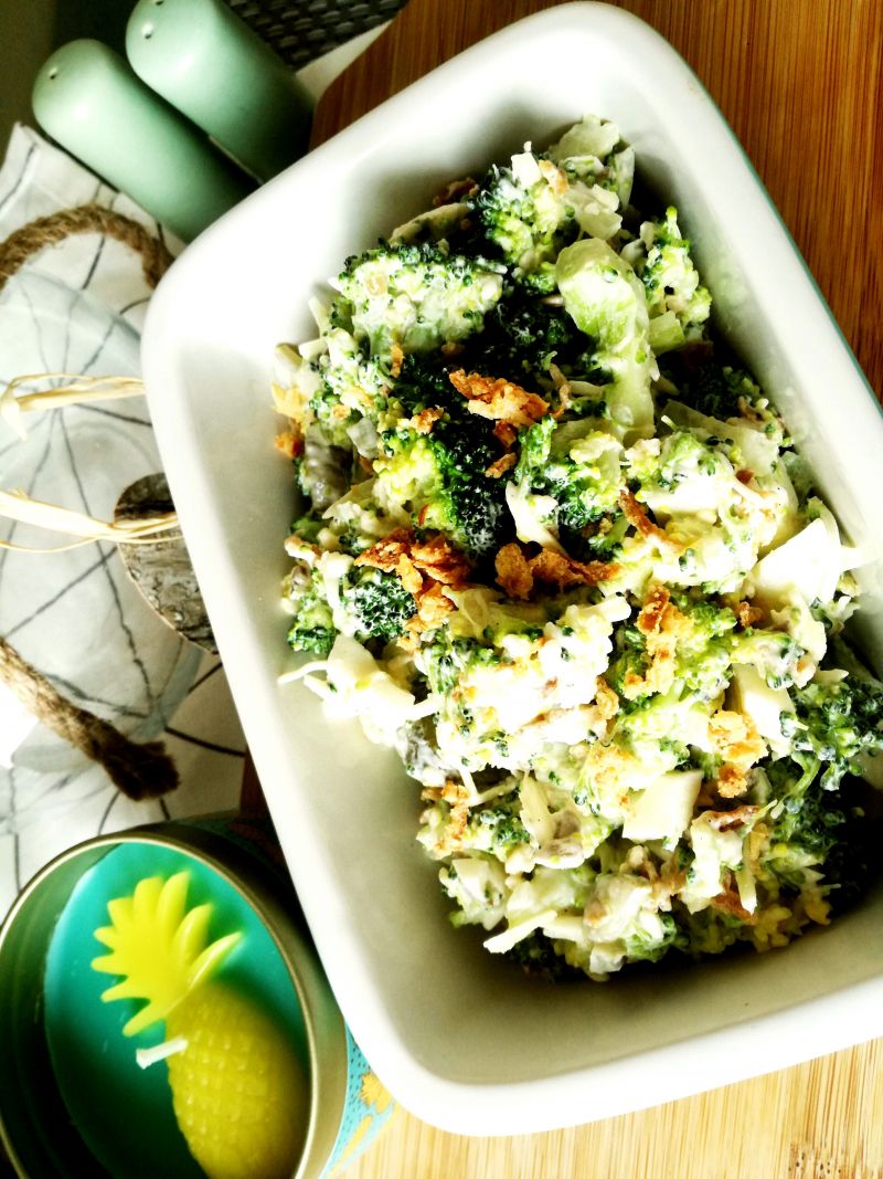 Sałatka brokułowa ze słonecznikiem 