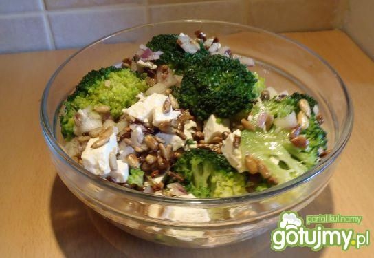 Sałatka brokułowa ze słonecznikiem Sałatka brokułowa ze słonecznikiem