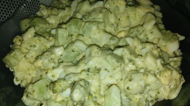 Sałatka brokułowo - jajeczna Sałatka brokułowo - jajeczna