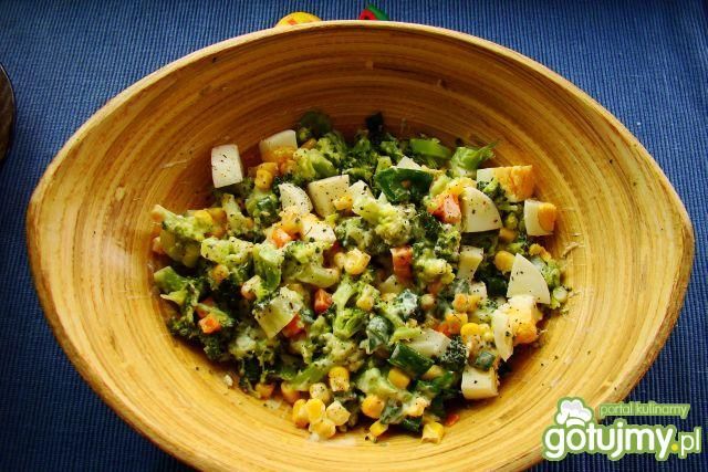 Sałatka brokułowo-jajeczna  Sałatka brokułowo-jajeczna