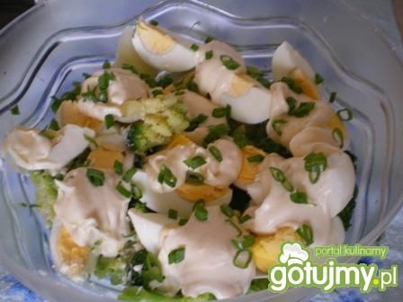 Sałatka brokułowo-jajeczna