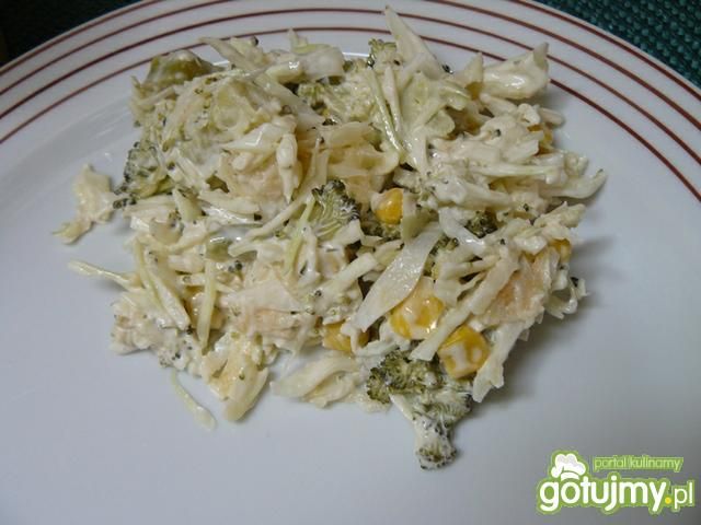Sałatka brokułowo - serowa. Sałatka brokułowo - serowa.