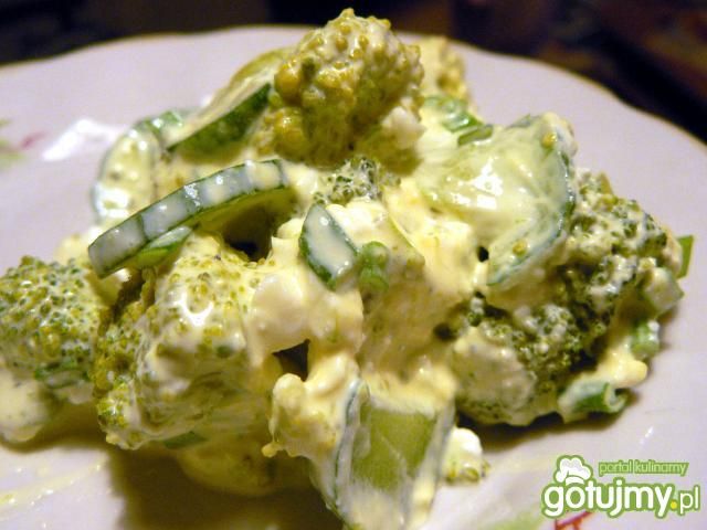 Sałatka brokułowo-serowa