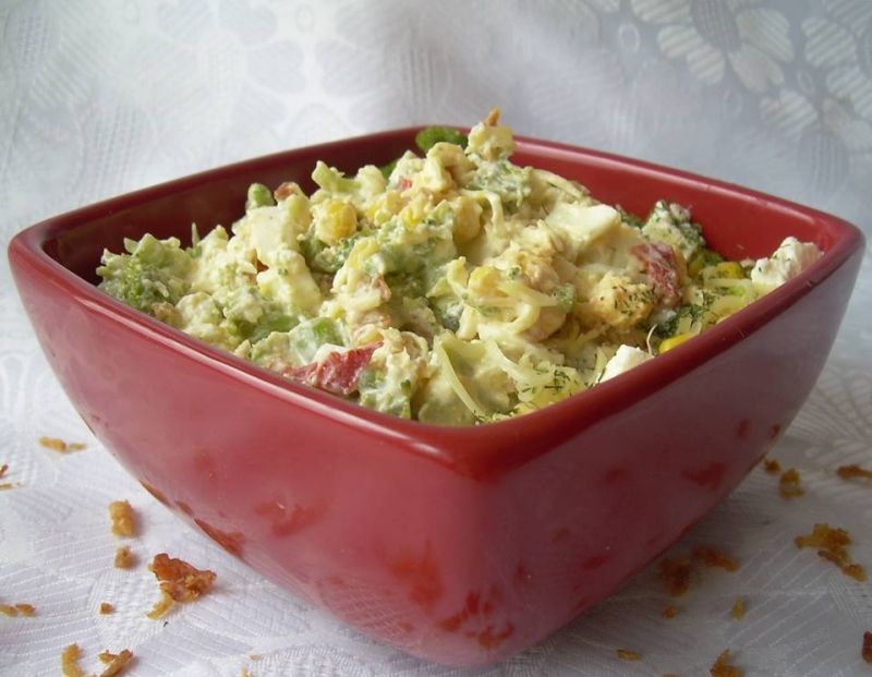 Sałatka brokułowo-serowa z prażoną cebulką