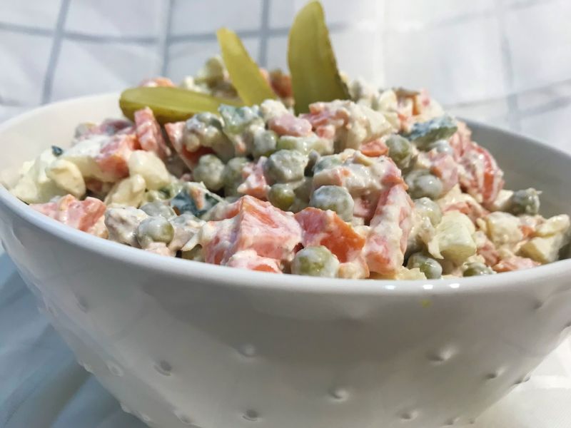 Sałatka bulionowa z gotowanymi warzywami i mięsem