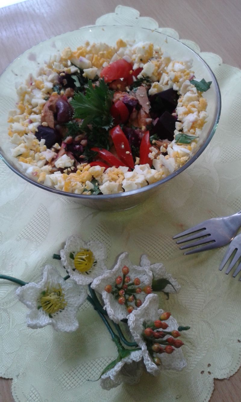 Sałatka buraczana z kaszą i tuńczykiem