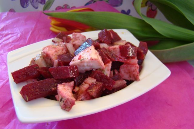 Sałatka buraczana z mozzarellą  Sałatka buraczana z mozzarellą