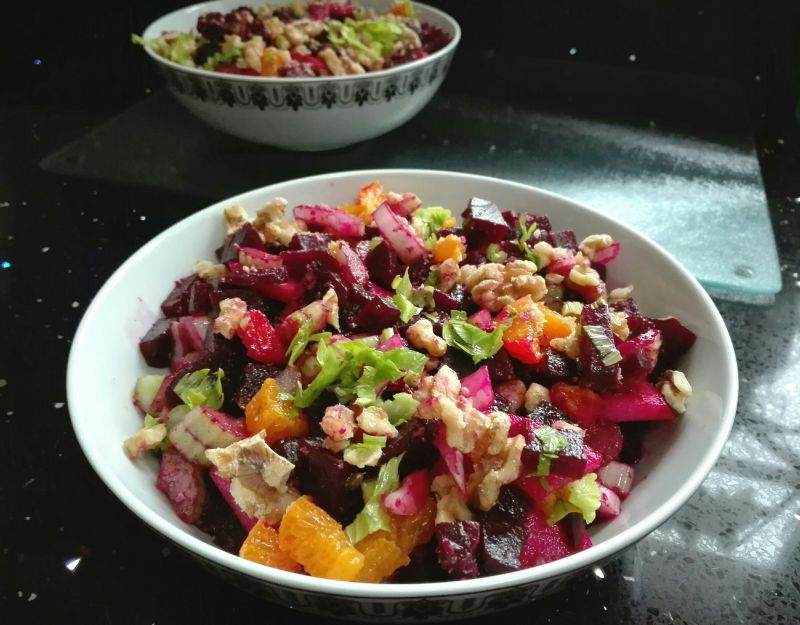 Sałatka buraczana z selerem naciowym i mandarynką