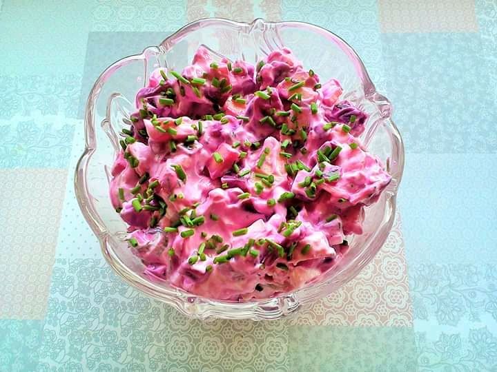 Sałatka buraczkowa z matiasem, jabłkiem i koprem Sałatka buraczkowa z matiasem, jabłkiem i koprem