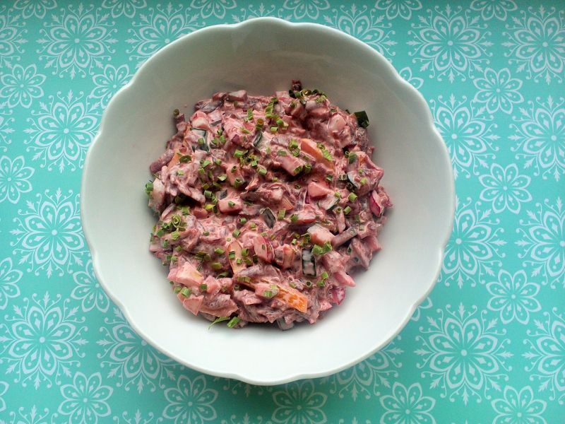 Sałatka buraczkowa z ogórkiem, papryką, rzodkiewką Sałatka buraczkowa z ogórkiem, papryką, rzodkiewką