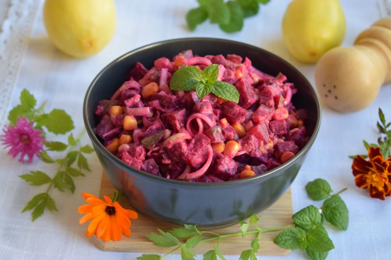 Sałatka buraczkowa z tuńczykiem, porem i kukurydzą