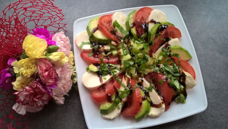 Sałatka caprese z awokado i ogórkiem