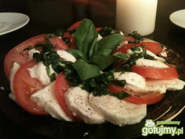 Sałatka Caprese z bazyliowym sosem Sałatka Caprese z bazyliowym sosem