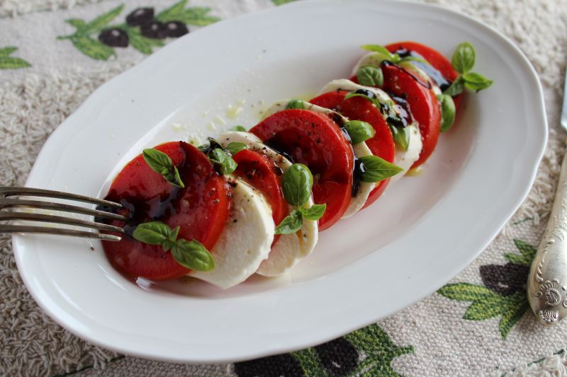 Sałatka caprese z kremem balsamicznym