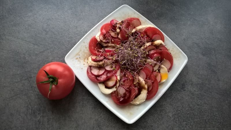Sałatka caprese z rzodkiewką i kiełkami jarmużu Sałatka caprese z rzodkiewką i kiełkami jarmużu