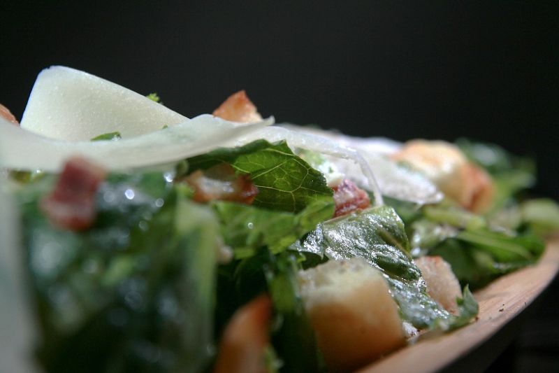 Sałatka Cezar z bekonem i grzankami