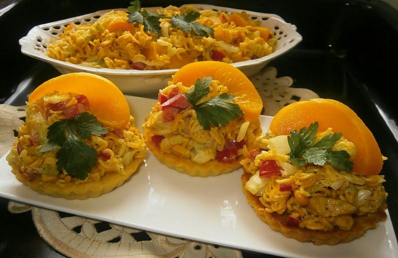 Sałatka chińska z dodatkiem brzoskwini