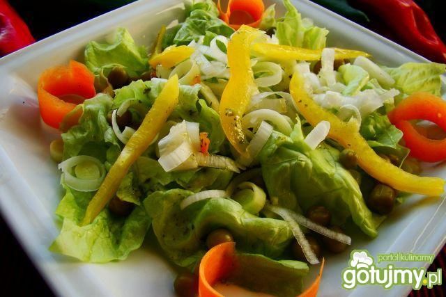 Sałatka chrupiąca z dodatkami  Sałatka chrupiąca z dodatkami