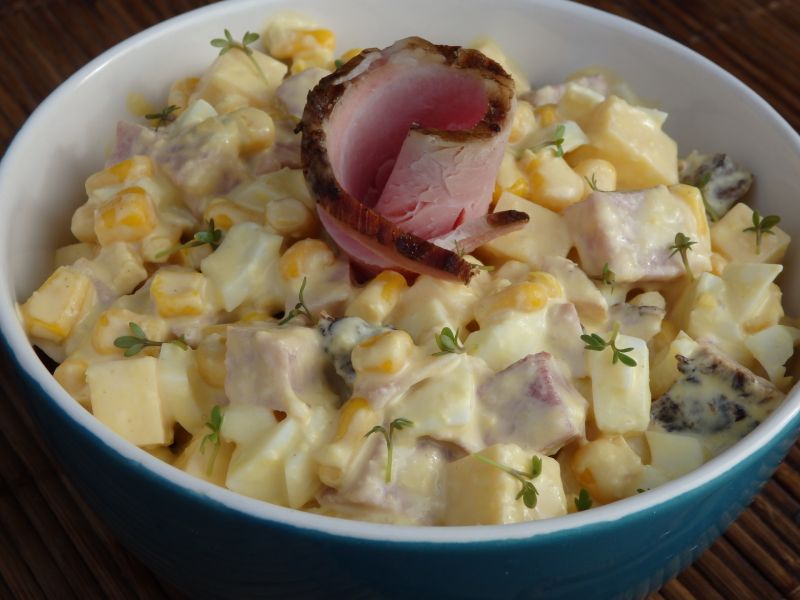 Sałatka chrzanowa z jajkiem i domową szynką